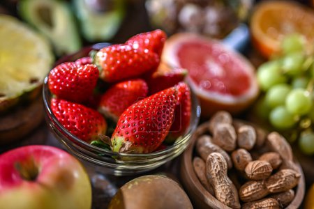 Foto de Productos alimenticios que representan la dieta frutal. Fruitarismo - Imagen libre de derechos