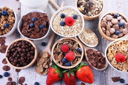 Foto de Tazones que contienen diferentes tipos de productos de cereales para el desayuno
. - Imagen libre de derechos