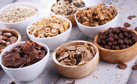 Foto de Tazones que contienen diferentes tipos de productos de cereales para el desayuno
. - Imagen libre de derechos