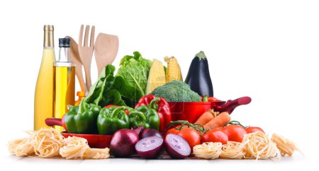 Légumes frais et casserole sur la table de cuisine
.
