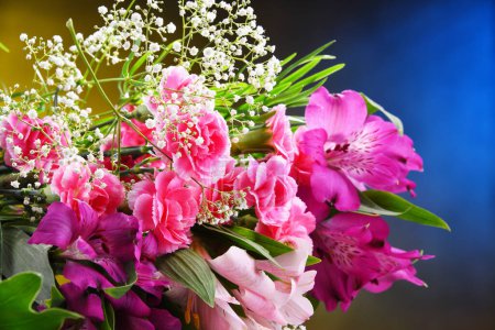 Téléchargez les photos : Composition avec bouquet de fleurs fraîchement coupées. - en image libre de droit