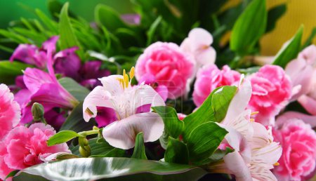 Téléchargez les photos : Composition avec bouquet de fleurs fraîchement coupées. - en image libre de droit