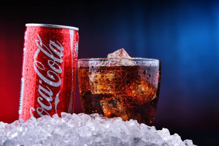 Téléchargez les photos : POZNAN, POL - 13 AOÛT 2019 : Un verre et une canette de Coca-Cola, une boisson gazeuse fabriquée par The Coca-Cola Company dont le siège social est à Atlanta, Géorgie, États-Unis - en image libre de droit