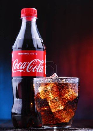 Téléchargez les photos : POZNAN, POL - 13 AOÛT 2019 : Une bouteille et un verre de Coca-Cola, une boisson gazeuse fabriquée par The Coca-Cola Company dont le siège social est à Atlanta, Géorgie, États-Unis - en image libre de droit