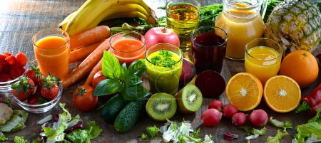 Téléchargez les photos : Verres avec jus de fruits et légumes frais biologiques. Régime de désintoxication - en image libre de droit