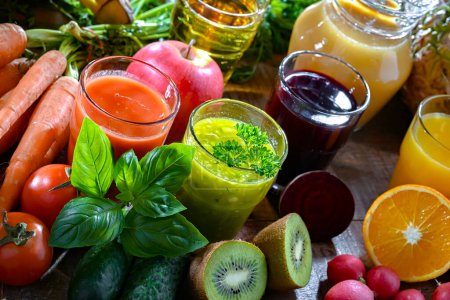 Vasos con zumos de frutas y vegetales orgánicos frescos. Dieta de desintoxicación