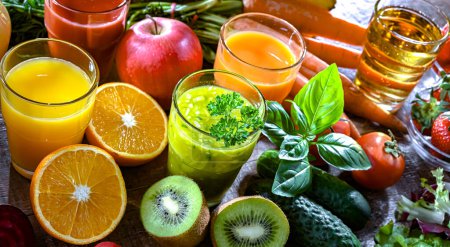 Gläser mit frischem Bio-Gemüse und Fruchtsäften. Detox-Diät