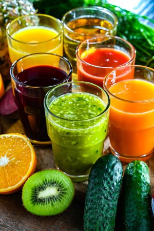 Gläser mit frischem Bio-Gemüse und Fruchtsäften. Detox-Diät