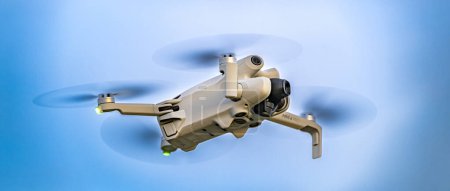 Téléchargez les photos : POZNAN, POL - 29 avril 2024 : Drone DJI Mini 4 PRO en vol - en image libre de droit