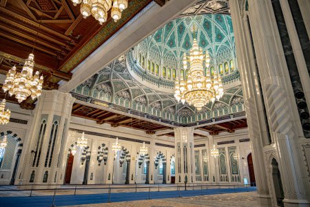 Téléchargez les photos : MUSCAT, OMAN - MAR 20, 2024 : Intérieur de la Grande Mosquée du sultan Qaboos à Mascate, Oman - en image libre de droit