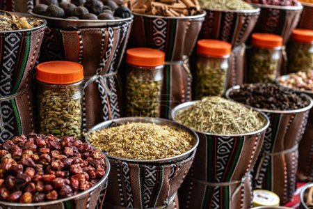 Téléchargez les photos : Variété d'épices et d'herbes sur Souq Muttrah, Muscat, Oman. - en image libre de droit