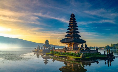 Ulun Danu templo de Beratán en la orilla del lago Bratan, Bali, Indonesia