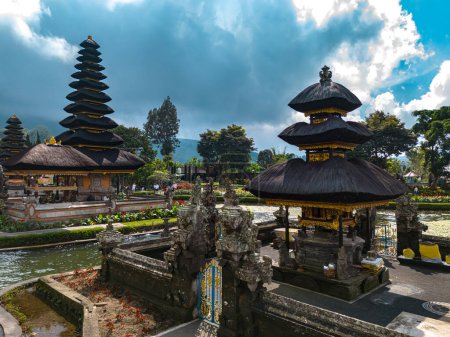Ulun Danu templo de Beratán en la orilla del lago Bratan, Bali, Indonesia