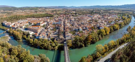 Foto de Vista aérea panorámica de la ciudad de Sanguesa y del municipio español de la Comunidad Foral de Navarra. Su población media es de 5002 habitantes. - Imagen libre de derechos