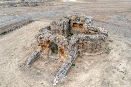Téléchargez les photos : Le mausolée communément appelé synagogue à Sadaba, est un bâtiment funéraire de l'Empire tardif, à la fois son plan cruciforme et son gréement opus mixtum répondent au modèle de l'art. IV AD - en image libre de droit