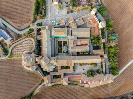 Téléchargez les photos : Monastère de Santa Maria de Poblet, Catalogne, Espagne, Vue aérienne avec détail des cloîtres - en image libre de droit