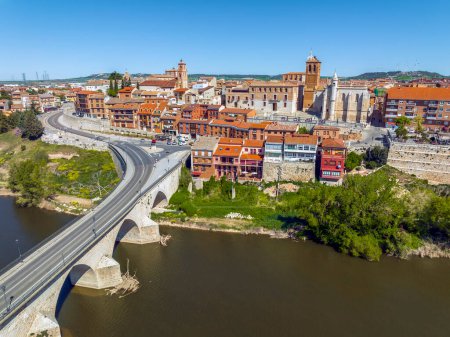 Téléchargez les photos : Vue panoramique sur le village de Tordesillas et le fleuve Douro dans la province de Valladolid, Espagne - en image libre de droit