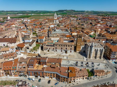 Téléchargez les photos : Vue panoramique sur le village de Tordesillas dans la province de Valladolid, Espagne - en image libre de droit