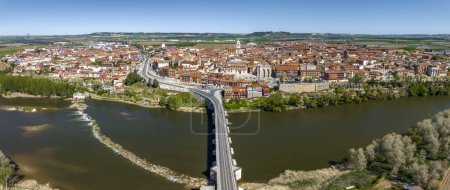 Téléchargez les photos : Vue panoramique sur le village de Tordesillas et le fleuve Douro dans la province de Valladolid, Espagne - en image libre de droit