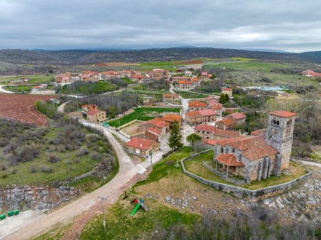 Foto de Vista aérea panorámica de Jaramillo Quemado, precioso pueblo de España perteneciente a la provincia de Burgos - Imagen libre de derechos