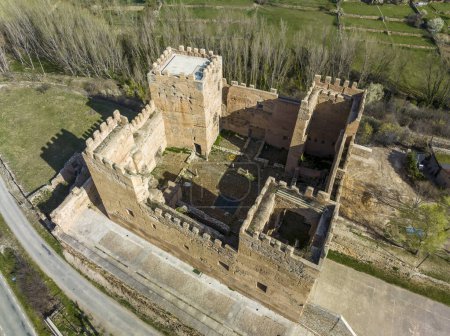 Téléchargez les photos : Le château médiéval de Yanguas dans la province de Soria en Espagne. Vue aérienne du dessus - en image libre de droit