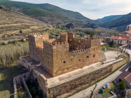 Téléchargez les photos : Le château de Yanguas est une forteresse médiévale située dans la ville espagnole du même nom, dans la province de Soria. - en image libre de droit