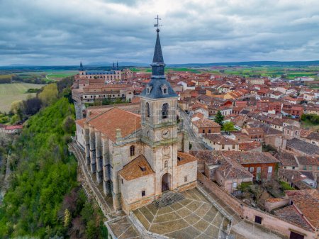 Téléchargez les photos : Vue Aérienne de l'église San Pedro Lerma Burgos province Espagne - en image libre de droit