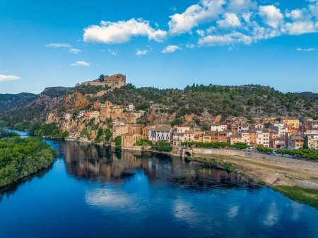 Téléchargez les photos : Village Miravet et rivière Ebre. Province de Tarragone. Espagne. Miravet est l'un des villages les plus charmants de Catalogne - en image libre de droit