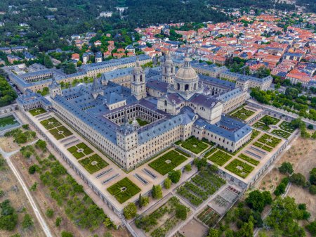 Foto de Vista aérea del Real Monasterio de San Lorenzo de El Escorial cerca de Madrid, España. Vista aérea panorámica lateral trasera - Imagen libre de derechos