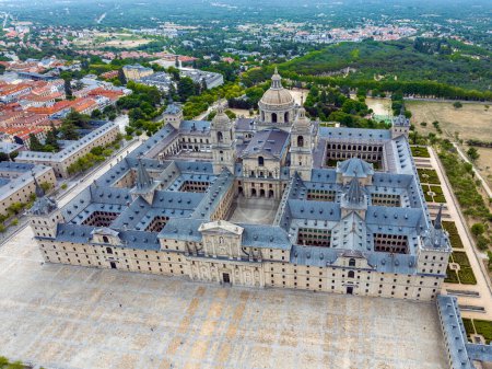 Foto de Vista aérea del Real Monasterio de San Lorenzo de El Escorial cerca de Madrid, España. Vista aérea panorámica frontal - Imagen libre de derechos