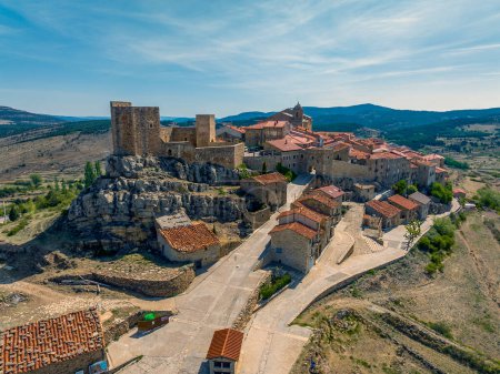 Téléchargez les photos : Puertomingalvo province de Teruel classé comme belles villes d'Espagne Front panoramique vue aérienne entrée et château - en image libre de droit
