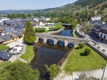 Foto de Vista aérea de Molinaseca en la provincia de León, región de El Bierzo, puente romano sobre el río Meruelo. Considerado uno de los pueblos más bellos de España - Imagen libre de derechos