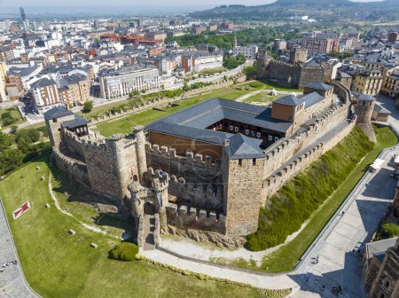 Foto de Castillo templario en Ponferrada, León España murallas medievales de piedra, torres, banderas. vista frontal aérea - Imagen libre de derechos