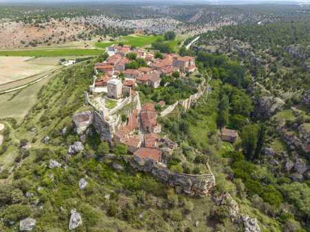 Foto de Calatanazor provincia de Soria, vista aérea panorámica de la ciudad de origen medieval en España - Imagen libre de derechos
