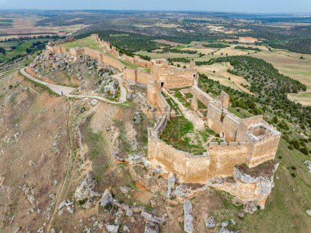 Foto de Vista aérea panorámica del castillo fortaleza de San Esteban de Gormaz, provincia de Soria España. Vista aérea frontal - Imagen libre de derechos