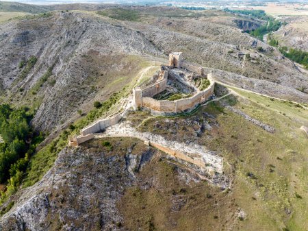 Foto de Osma en la provincia de Soria, vista aérea panorámica del castillo fortaleza - Imagen libre de derechos