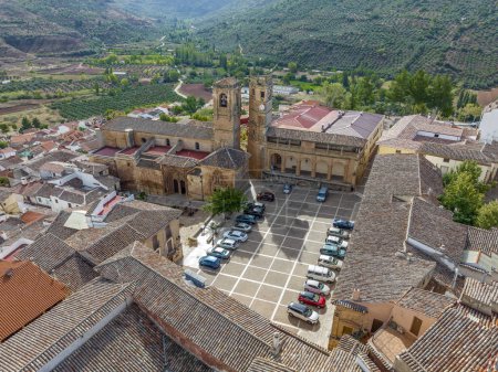 Foto de Plaza del Renacimiento en Alcaraz llamada Plaza Mayor con el Tardon y las Torres Trinidad. Albacete España - Imagen libre de derechos