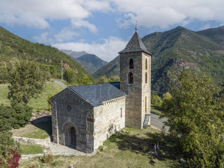 Téléchargez les photos : Église romaine de Santa Maria de la Asuncion à Coll, Catalogne Espagne. C'est l'une des neuf églises qui appartiennent au site du patrimoine mondial de l'UNESCO. - en image libre de droit
