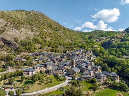 Foto de Vista aérea panorámica de Durro, en la Vall de Boi, Lleida Cataluña, catalogada como una de las ciudades más bellas de España - Imagen libre de derechos