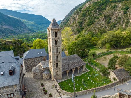 Téléchargez les photos : Église romaine de Santa Eulalia à Erill la Vall dans la vallée de Boi Catalogne Espagne. C'est l'une des neuf églises qui appartiennent au site du patrimoine mondial de l'UNESCO. - en image libre de droit