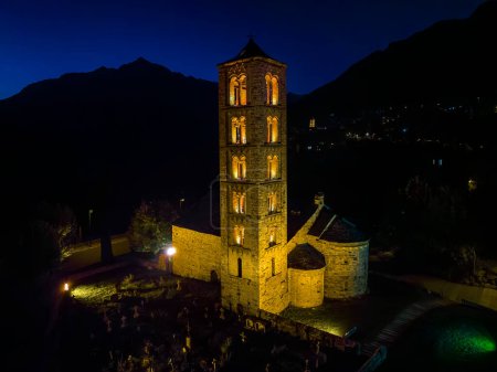 Foto de Iglesia Romana de Sant Climent de Taull Cataluña España. Esta es una de las nueve iglesias que pertenecen al Patrimonio de la Humanidad de la UNESCO. Vista nocturna, hora azul - Imagen libre de derechos