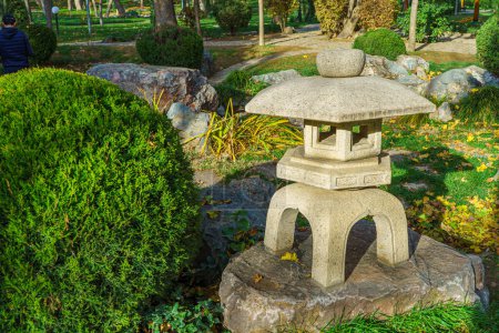 Téléchargez les photos : Lanterne en pierre dans le jardin japonais
. - en image libre de droit