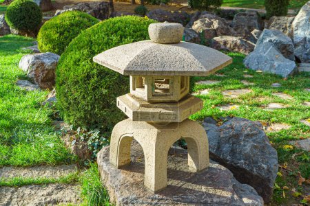 Téléchargez les photos : Lanterne en pierre dans le jardin japonais. Photo de haute qualité - en image libre de droit