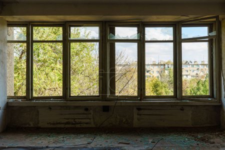 Téléchargez les photos : Broken windows inside the room. - en image libre de droit