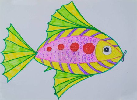 Téléchargez les photos : Mains dessinées image de poissons nageant sous l'eau par les crayons de couleur. Illustration de Sealife pour les enfants. - en image libre de droit