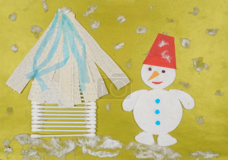 Téléchargez les photos : Enfants bricolage créativité papier bonhomme de neige. - en image libre de droit