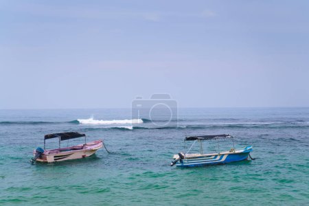 Téléchargez les photos : Deux bateaux dans la mer en été. - en image libre de droit