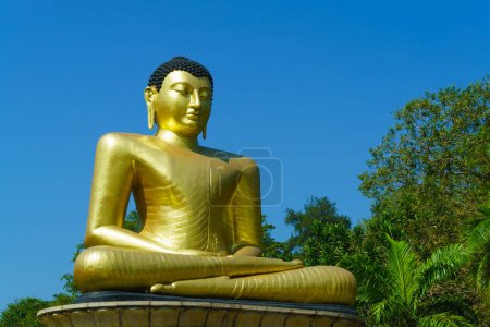 Téléchargez les photos : Bouddha doré est assis les yeux fermés. - en image libre de droit