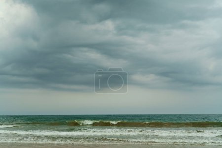 Téléchargez les photos : Ciel sombre nuageux sur la mer avec des vagues. - en image libre de droit