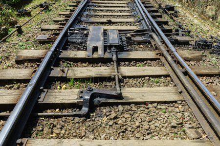 Téléchargez les photos : Interrupteur ferroviaire et chemin de fer construit par la Grande-Bretagne. - en image libre de droit